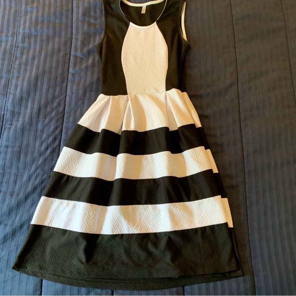 🩷 Black & White Striped Fit & Flare Dress Size Small 🩷